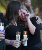 Matka i córka opłakują śmierć ich przyjaciela, który zginął w czasie strzelaniny w San Bernardino 