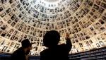 Ultraortodoksyjni Żydzi spoglądają na portrety ofiar Holokaustu w Yad Vashem. Do tej pory udało się ustalić nazwiska 4,5 miliona Żydów, których pochłonęła Zagłada