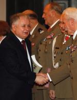 Śp. prezydent Lech Kaczyński w 2006 r. wystąpił z inicjatywą uratowania Orderu Virtuti Militari. Chciał zmiany jego nazwy  z „wojennego” na „wojskowy”
