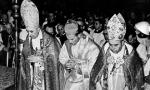 28 września 1958 roku, katedra na Wawelu. Karol Wojtyła (w środku) został wyświęcony na biskupa. Współkonsekrowanymi byli biskupi Franciszek Jop ( z lewej)  i Bolesław Kominek (z prawej). Święceń udzielał metropolita krakowski i lwowski abp Eugeniusz Baziak