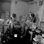 Inteligenci przy pracy (fizycznej). Konrad Bieliński i Mirosław Chojecki w podziemnej drukarni oficyny NOWa, lipiec 1980 r. 