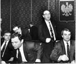 Jedno z pierwszych posiedzeń rządu SLD – PSL, listopad 1993 roku. Michał Strąk stoi przy premierze Waldemarze Pawlaku. Obok siedzą wicepremierzy, od lewej: Włodzimierz Cimoszewicz, minister sprawiedliwości i Aleksander Łuczak, szef MEN.