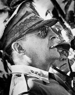 Generał spokojnie obserwuje desant na wyspę Leytę na Filipinach, październik 1944 r.