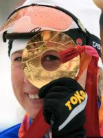 Estonka Kristina Smigun z medalem igrzysk w Turynie.