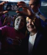 Hillary Clinton, prowadząca w sondażach kandydatów Partii Demokratycznej, robi sobie zdjęcie ze swoją zwolenniczką w niedzielę w Hooksett w stanie New Hampshire 