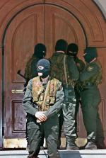 Rosyjska policja podatkowa obstawia wejście do siedziby Most Media Władimira Gusinskiego 11 maja 2000. Kadr godny Tarkowskiego