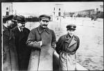 Wizytacja Kanału imienia Moskwy: po lewicy Stalina komisarz żeglugi śródlądowej Nikołaj Jeżow (zdjęcie opublikowane w 1939 r.)