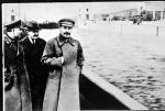 Wizytacja Kanału Imienia Moskwy: po lewicy Stalina brak komisarza żeglugi śródlądowej Nikołaja Jeżowa (zdjęcie opublikowane w 1940 r.)