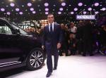 Carlos Ghosn, szef grupy Renault-Nissan, prezentuje najnowszy model minivana espace  na Paris Motor Show w 2014 r. 