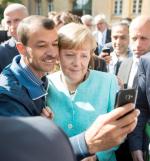 Inne czasy, wrzesień 2015 roku. Kanclerz Angela Merkel i azylant w Berlinie