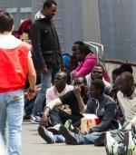 Katania, Sycylia. Tych nielegalnych imigrantów z Afryki uratowała włoska straż przybrzeżna