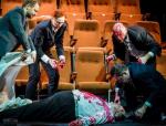 Próba sceny zabójstwa Cezara w spektaklu w reżyserii Barbary Wysockiej