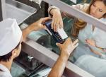 Smartfon zamiast karty w sklepie niedługo może być codziennością 