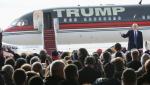 Faworyt republikańskich prawyborów Donald Trump przemawia na lotnisku w Iowa
