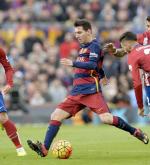 Leo Messi był w sobotę dla piłkarzy Atletico nie do zatrzymania. Strzelił gola, drugiego dołożył Luis Suarez