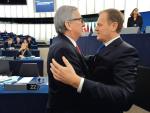 W bratnim uścisku: przewodniczący Komisji Europejskiej Jean-Claude Juncker i przewodniczący Rady Europejskiej Donald Franciszek Tusk. Debata Parlamentu Europejskiego w Strasburgu, 19 stycznia 2016. 