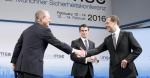 Premier Rosji Dmitrij Miedwiediew (z prawej) mówił o nowej zimnej wojnie. W środku premier Francji Manuel Valls