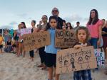 Protest przeciwko odsyłaniu dzieci do obozów na wyspach. Odbył się na plaży Bondi Beach w Sydney. Fot. Bianka Małecka