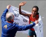 Rita Jeptoo, trzykrotna triumfatorka maratonu w Bostonie, kenijska gwiazda ukarana za doping. Fot. Jim Rogash