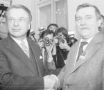 Czesław Kiszczak i Lech Wałęsa podczas obrad Okrągłego Stołu w 1989 roku