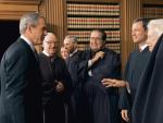 Antonin Scalia (w środku) w rozmowie z George,em W. Bushem i innymi sędziami Sądu Najwyższego USA. Fot. Ken Heinen