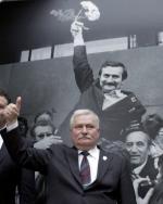 Lech Wałęsa – krytykowany przez dawnych współpracowników, broniony przez przeciwników. Na zdjęciu: podczas obchodów 20. rocznicy wyborów w 1989 roku. 