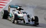 Bolid Mercedesa podczas testów w Barcelonie. Za kierownicą Lewis Hamilton