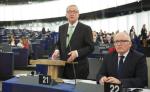 Szef Komisji Europejskiej Jean-Claude Juncker i jego zastępca Frans Timmermans czekają na ostateczny raport Komisji Weneckiej
