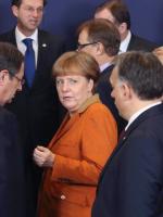 Poniedziałek w Brukseli. Kanclerz Niemiec Angela Merkel patrzy na głównego krytyka jej polityki imigracyjnej premiera Węgier Viktora Orbána