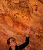 Dr Emmanuelle Honoré przed malowidłami w jaskini Wadi Sura II. Fot. Serge Sibert