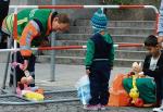Niemiecki ochotnik przygotowuje zabawki na przyjazd uchodźców. Monachium, lato 2015 r. 