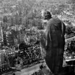 Drezno latem 1945 roku. Ratuszowa figura „anioła dobroci” patrzącego na miasto