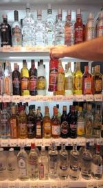 Alkohol można kupić niemal na każdym kroku – w Polsce jest ćwierć miliona punktów handlujących napojami wyskokowymi