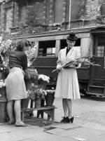 Warszawa, wrzesień 1946 roku. Modelka prezentuje strój kobiecy na jesień