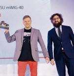 Wiceprezes CD Projektu (spółka roku z mWIG40) Piotr Nielubowicz odebrał statuetkę od wiceministra cyfryzacji Piotra Woźnego