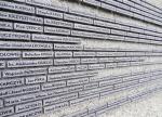 Obok muzeum jest ściana z nazwiskami osób, które pomagały Żydom podczas II wojny światowej