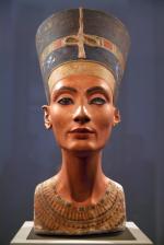 Nefertiti, czyli „Piękna, która przybyła”. Ale nie wiadomo skąd
