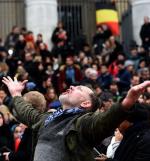 Place de la Bourse w centrum Brukseli. Mieszkańcy wspominają ofiary ataków