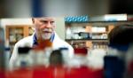 Craig Venter zasłynął prywatnym projektem badania ludzkiego genomu. Teraz stara się zaprojektować sztuczny żywy organizm
