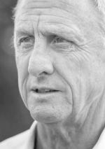 Johan Cruyff urodził się i wychował w Amsterdamie. Trzykrotny zdobywca Złotej Piłki (1971, 1973, 1974). Największe sukcesy odnosił jako zawodnik Ajaksu (tej długowłosej drużyny nie zapomni nikt, kto ją widział), FC Barcelony i reprezentacji Holandii. Jako trener zapisał się przede wszystkim  w pamięci kibiców klubu z Katalonii.