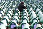 Urny ze szczątkami pomordowanych w 1995 roku na cmentarzu w Srebrenicy