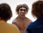Przedstawiciele gatunku Homo sapiens oglądają model swego neandertalskiego krewniaka