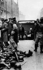 Berlin, koniec kwietnia 1945 r., jeńcy i cywile opuszczają stację metra Oranienburger Tor pod okiem roześmianych sołdatów. „To już jest koniec; nie ma już nic”