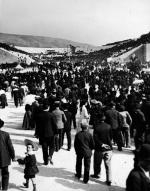 Widzowie przybywają na odnowiony stadion olimpijski w Atenach