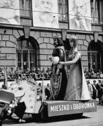 Kraków, rok 1966, obchody Tysiąclecia Państwa Polskiego. Włodzimierz Ilicz spogląda zdumiony, jak osobliwe formy przybiera walka o świadomość historyczną proletariatu