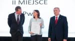 Agnieszka Ostaszewska, patner w dziale audytu, odebrała dyplom  w imieniu PwC