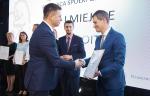 Piotr Sokołowski z Deloitte odbiera nagrodę w kategorii najlepszy audytor spółek giełdowych