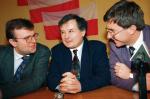 Liderzy partii centrowych i prawicowych na wspólnej konferencji prasowej dwa lata przed powołaniem AWS, 1994 rok. Kazimierz Michał Ujazdowski (z lewej), wtedy szef Koalicji Konserwatywnej. W środku Jarosław Kaczyński (jako prezes Porozumienia Centrum). Z prawej Ryszard Czarnecki, wówczas prezes Zjednoczenia Chrześcijańsko-Narodowego