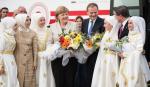 Kanclerz Angela Merkel w towarzystwie Donalda Tuska i premiera Turcji Ahmeta Davutoglu w otoczeniu syryjskich kobiet  z obozu dla uchodźców w bezpośrednim sąsiedztwie granicy turecko-syryjskiej 