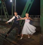 Kinga Preis i Sebastian Fabijański tańczą na moście Gdańskim. Film od piątku w kinach
